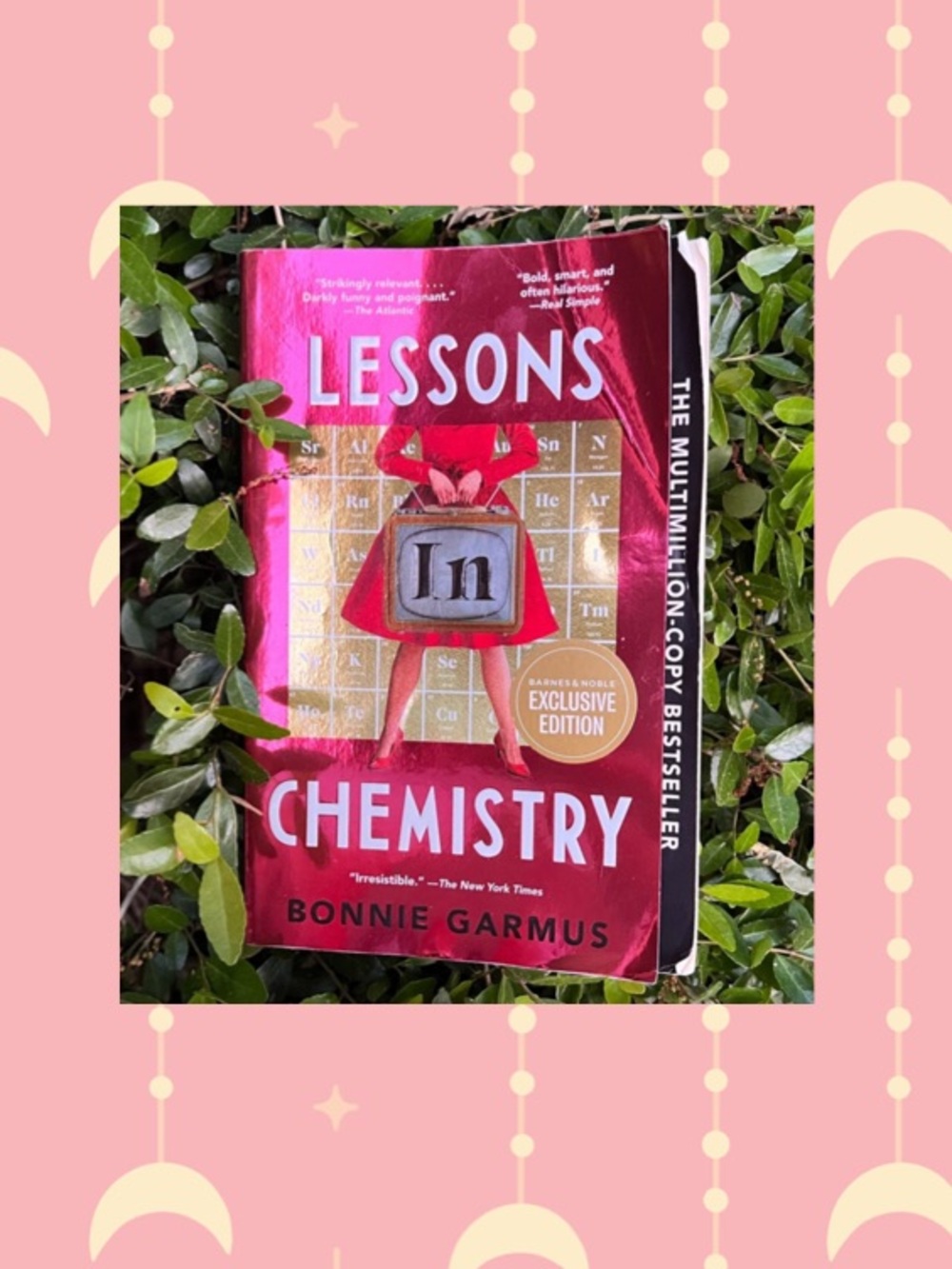 Lessons in Chemistry by Bonnie Garmus - Paperback